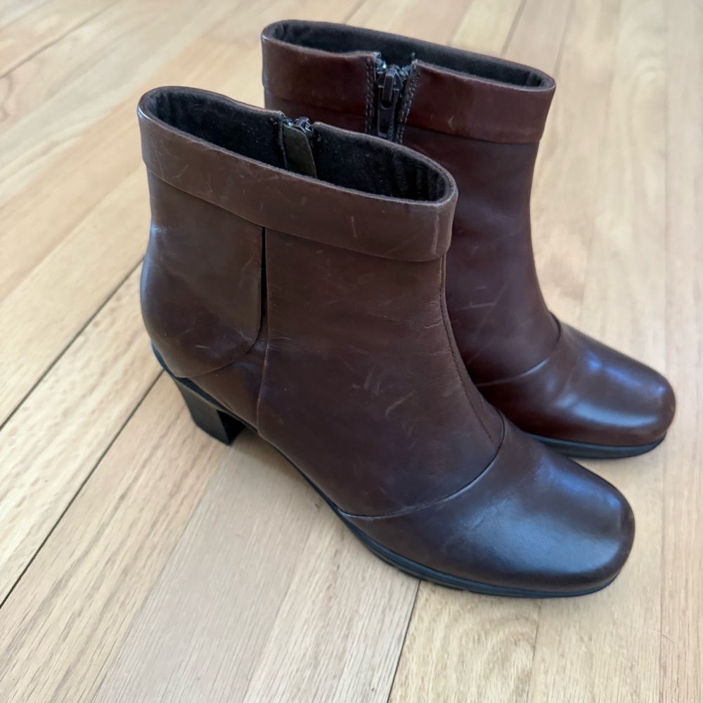 Clark’s Size 8 Dark Brown Leather Ankle Boots - Picture 2 of 8
